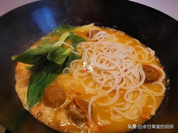 早饭米粉汤的做法,早餐米粉汤底清而不腻做法