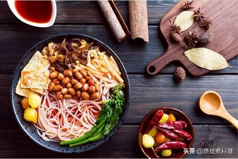 料足的螺蛳粉太贵？今天教你在家做一碗料足、无限续的螺蛳粉