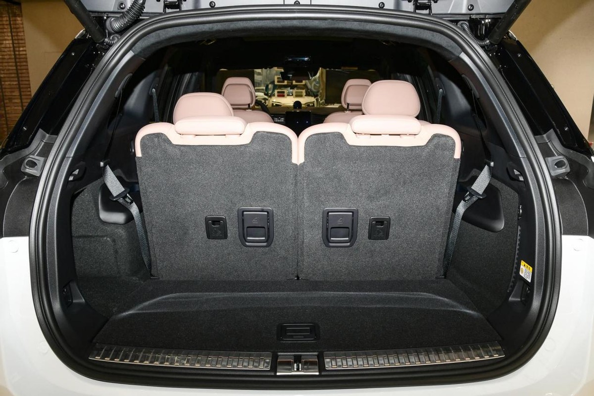 蔚来全新es8上市多少钱,60万买新款蔚来es8值得吗