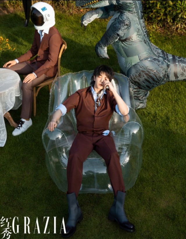 华晨宇黑色复古戴帽子,华晨宇白色狼尾造型撕漫感