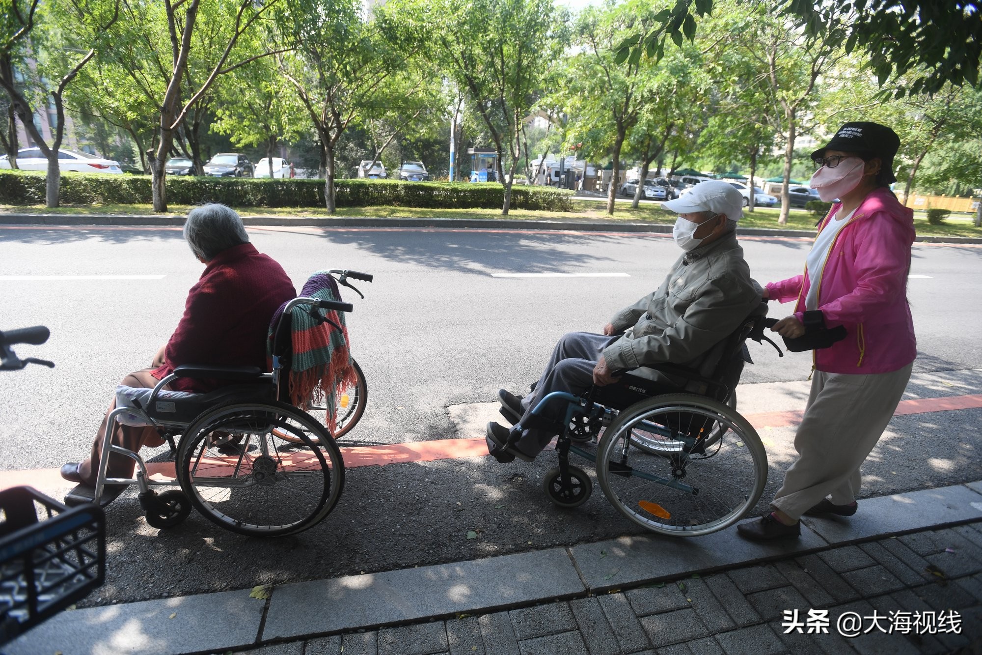 沈阳上演孝父敬母一幕任女士告诉你啥叫“我是你的腿”