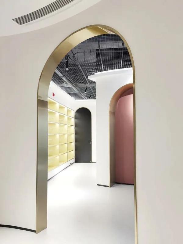 不锈钢门套装饰效果,简约现代装修不锈钢门套