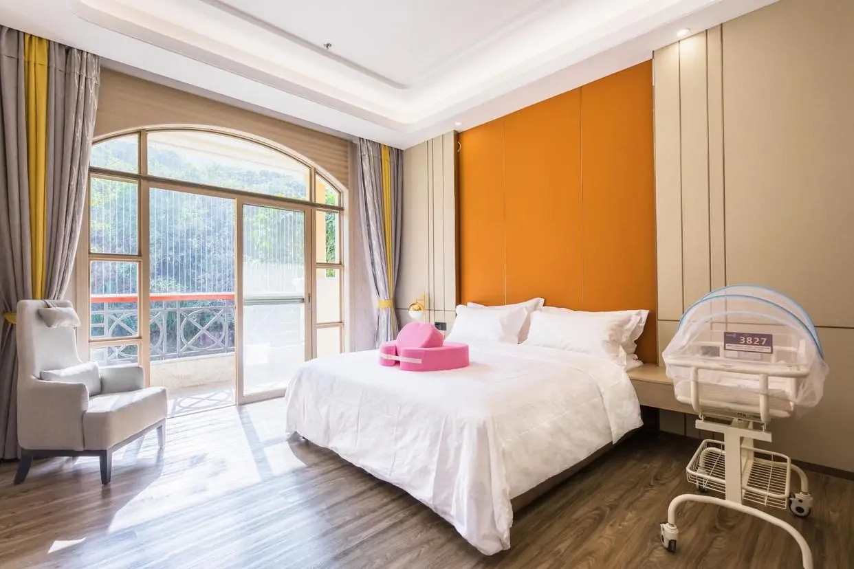 坐月子找月嫂好还是去月子会所好,坐月子是请月嫂还是住月子会所好