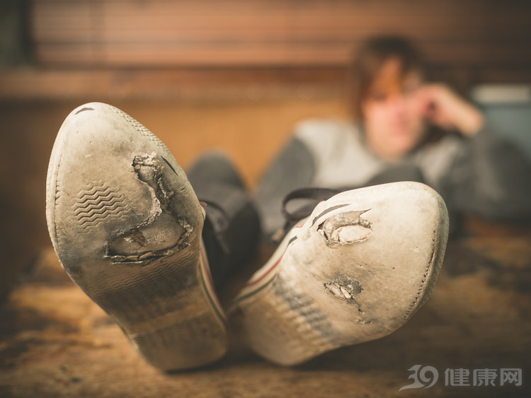 如何通过鞋子的磨损区分内翻外翻,鞋子后跟内侧磨损严重是什么原因
