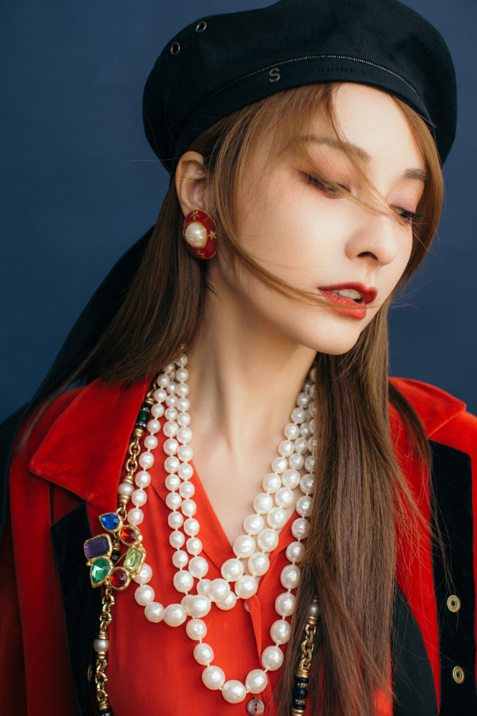 吴昕惊艳装扮,吴昕拼色贝雷帽