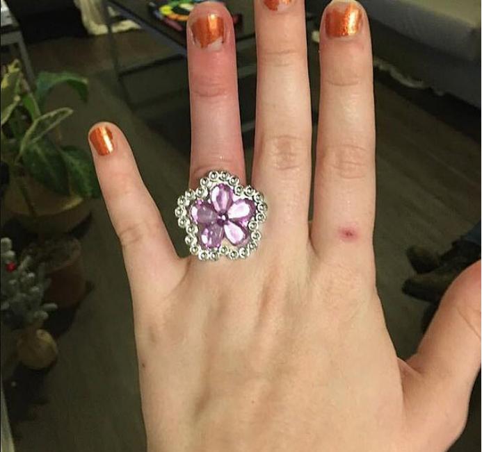 美国准新娘卖房子换紫色婚戒，被网友群嘲：快把房子换回来吧