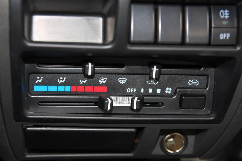 玻璃水喷出来后结冰正常吗,水溅到挡风玻璃自救