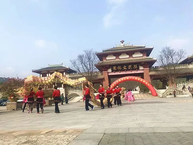 穹窿山风景区:金猪绘新春年味快乐过传统新年!