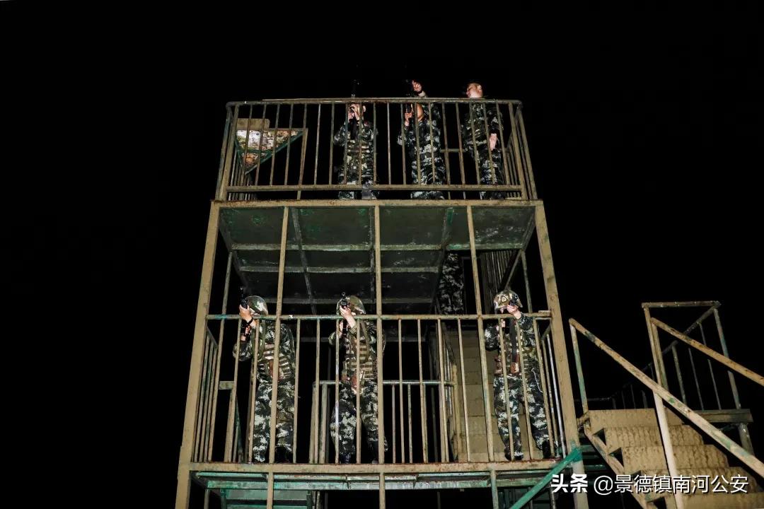 又快又准！夜间实弹射击训练，*弹子**呼啸直指靶心