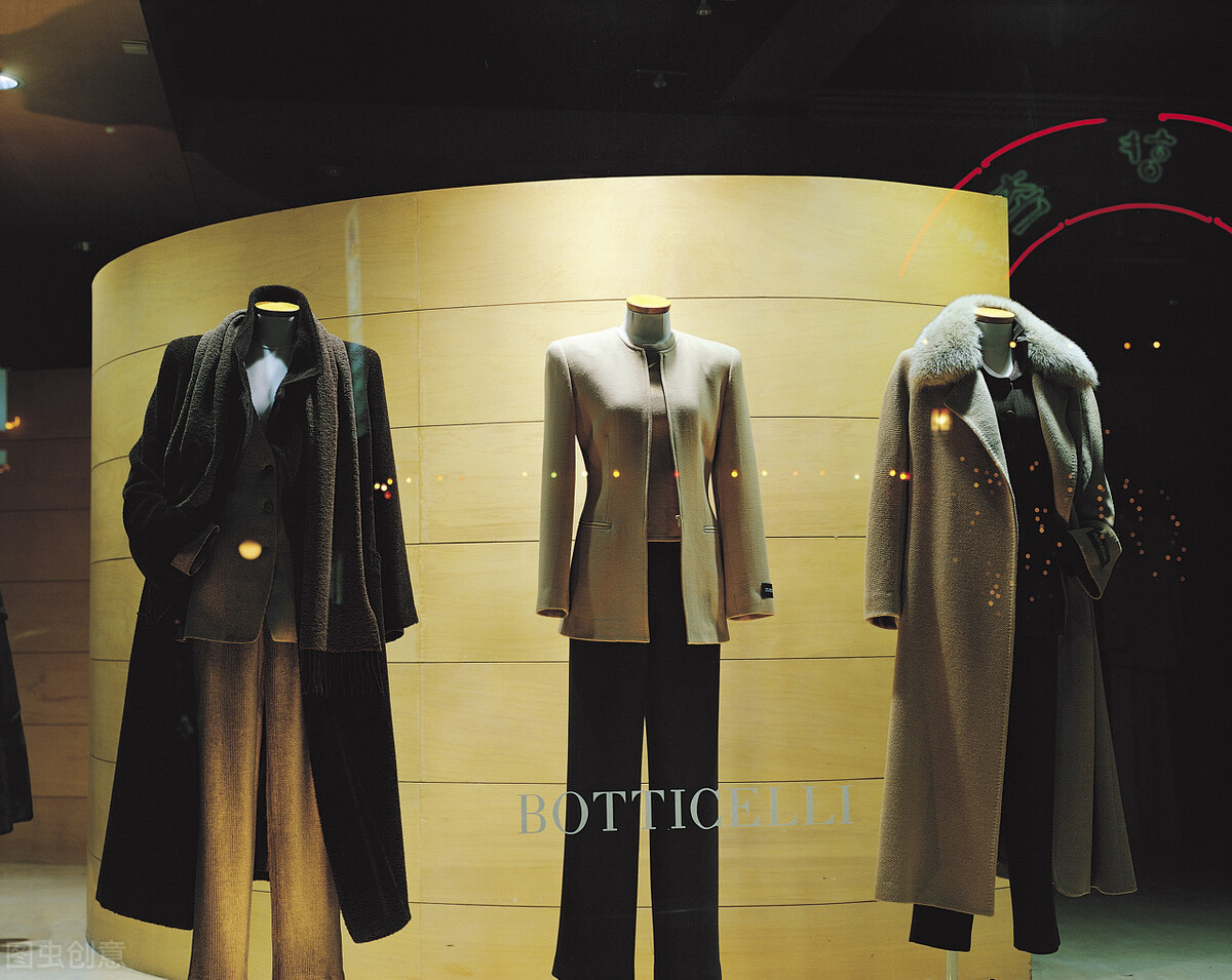 一女孩开服装店一年赚百万,女人开服装店的利润