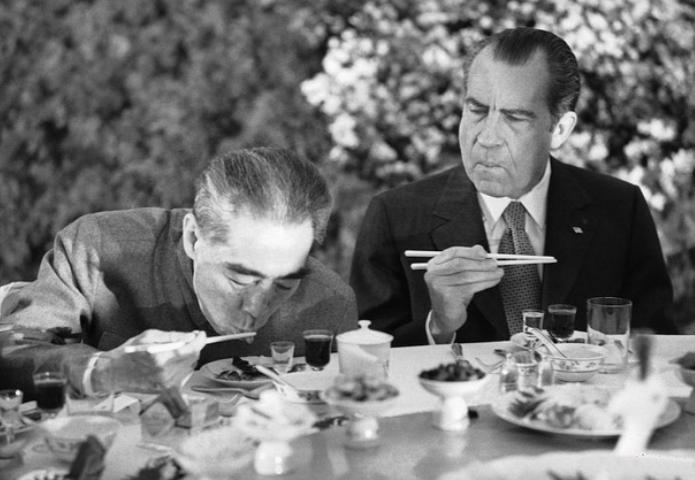 尼克松访华,假装说喜欢烟盒上熊猫图案,周恩来拍板:送两只真的