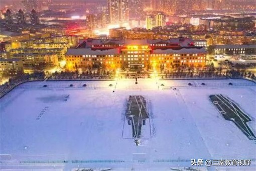 高校雪地双航母是怎么回事？知道真相的我为他们点赞