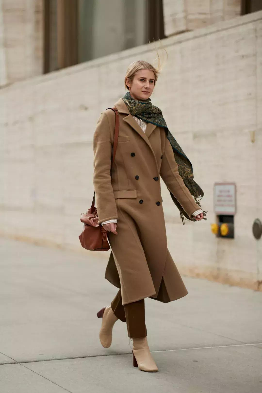 这个冬季时髦精都是这么穿大衣的,时髦的人喜欢这样穿