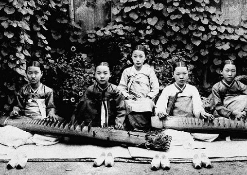 日本统治下的朝鲜老照片：百姓面无喜色，妇女露乳装被取消