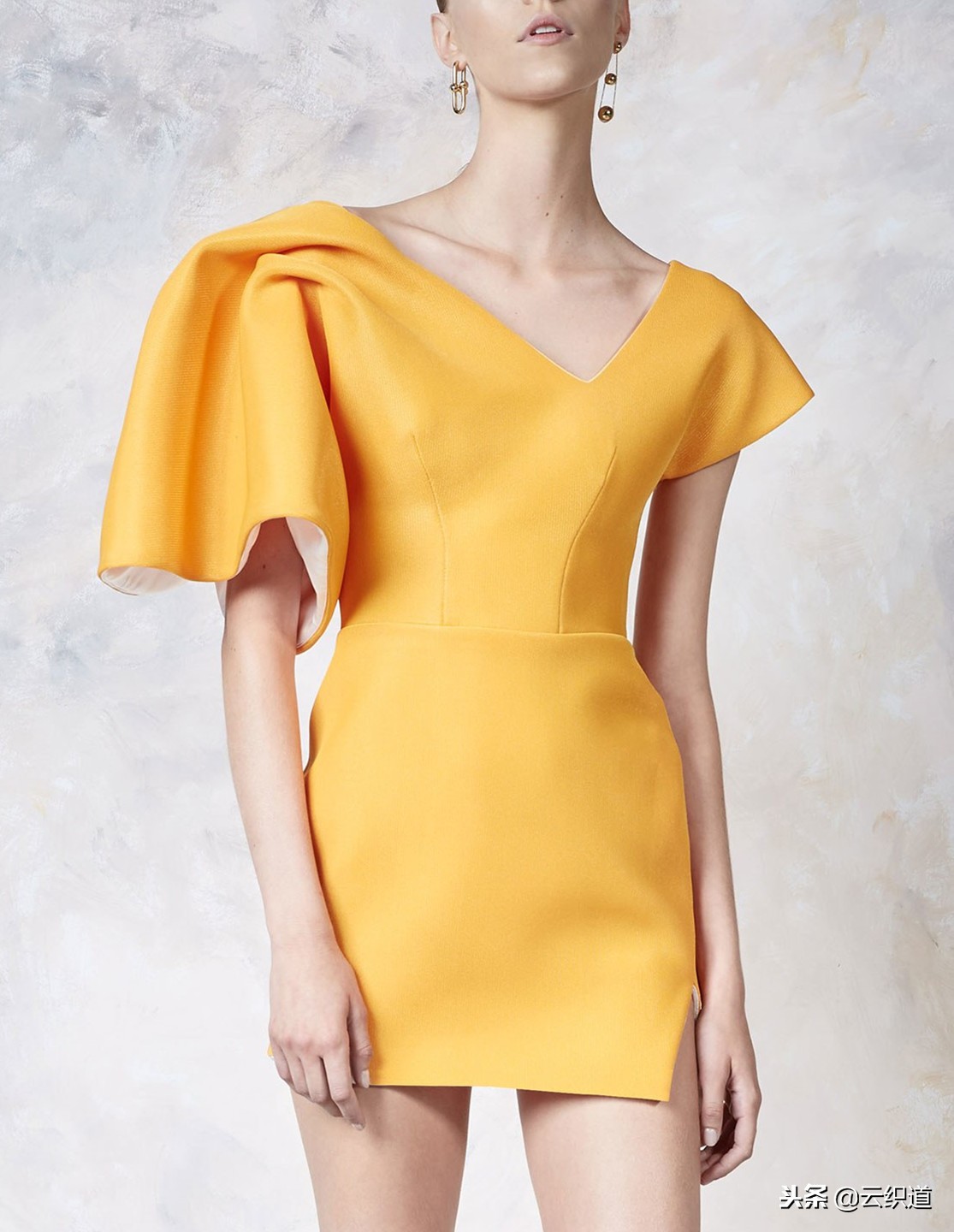 衣服裁剪制作女,服装立体裁剪稿子怎么做