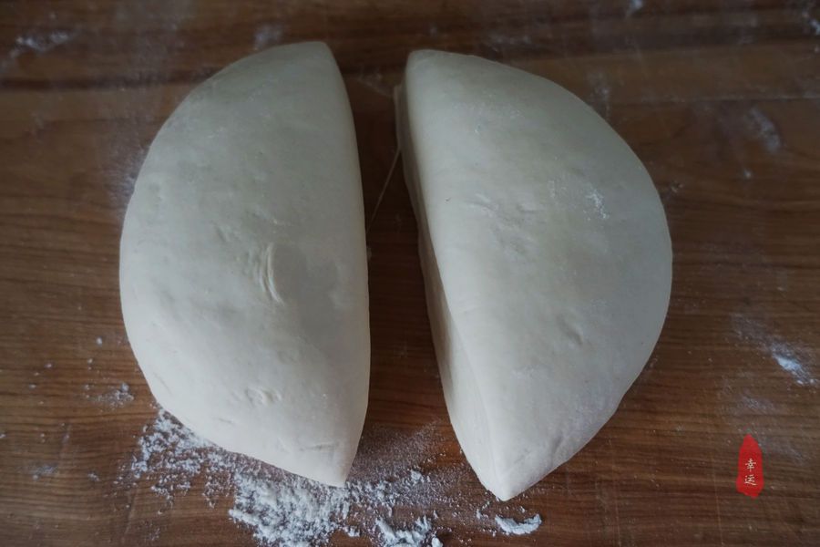 懒笼比包子、饺子都省事，盘在笼屉中，蒸熟后切开，家人分着吃