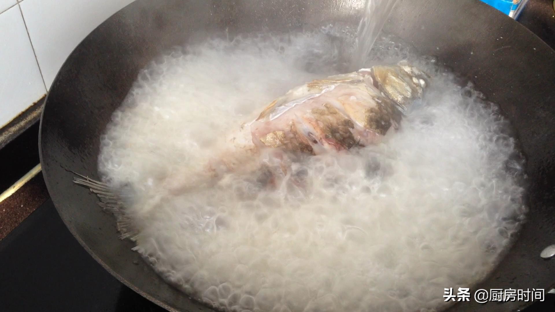 为什么你熬的鱼汤不白,为什么你做的鱼汤不浓教你一招