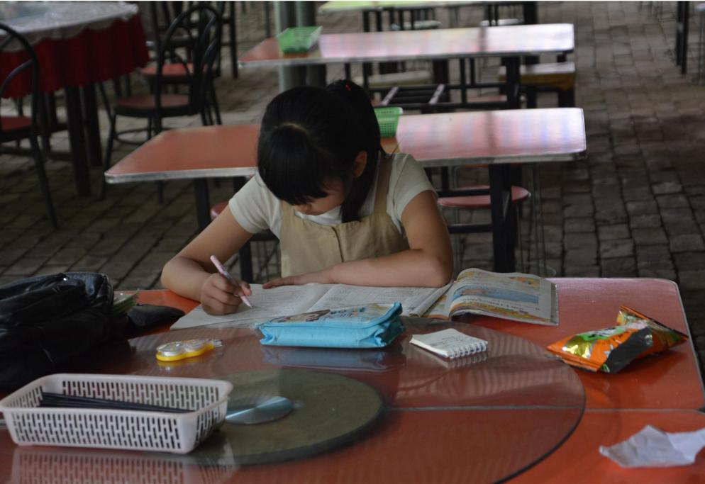 初中生总是熬夜写作业,小学生作业熬夜写好还是早起好