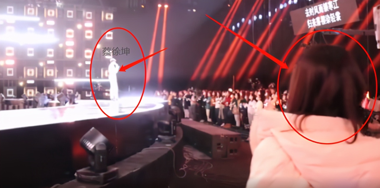 蔡徐坤王冰冰梦幻联动，身高差带来cp感，坤坤的害羞都在细节