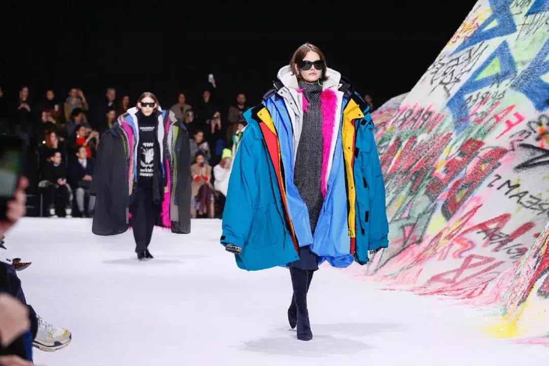 一到冬天，设计师就开始放飞自我，UGG出了一款“麻袋”？