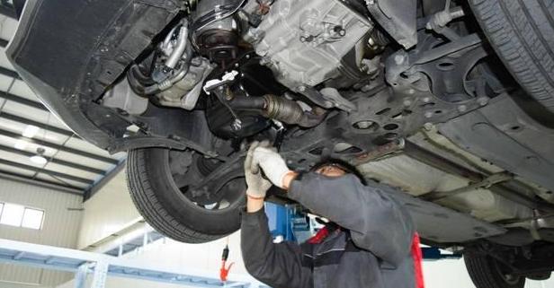 汽车涉水后引擎盖一直冒白烟，这是怎么回事？