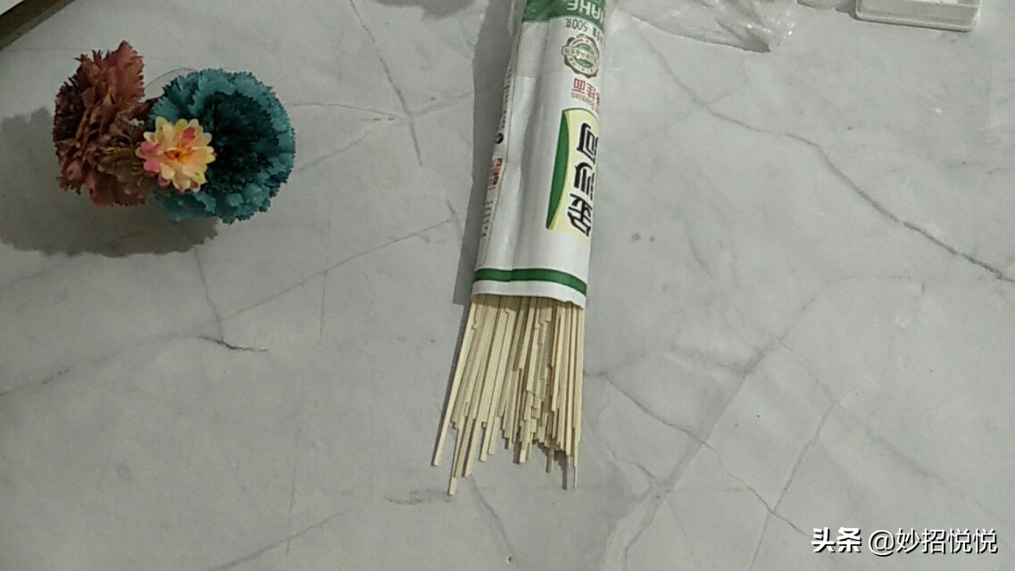 长虫子的面还可以吃吗,长虫的面条还能吃吗