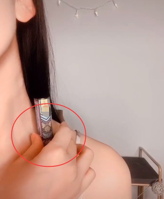 娄艺潇锁骨放口红完整版,娄艺潇瘦