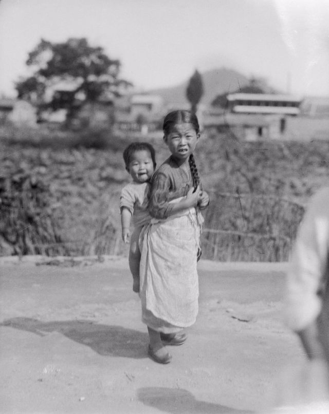 日本统治下的朝鲜老照片：百姓面无喜色，妇女露乳装被取消