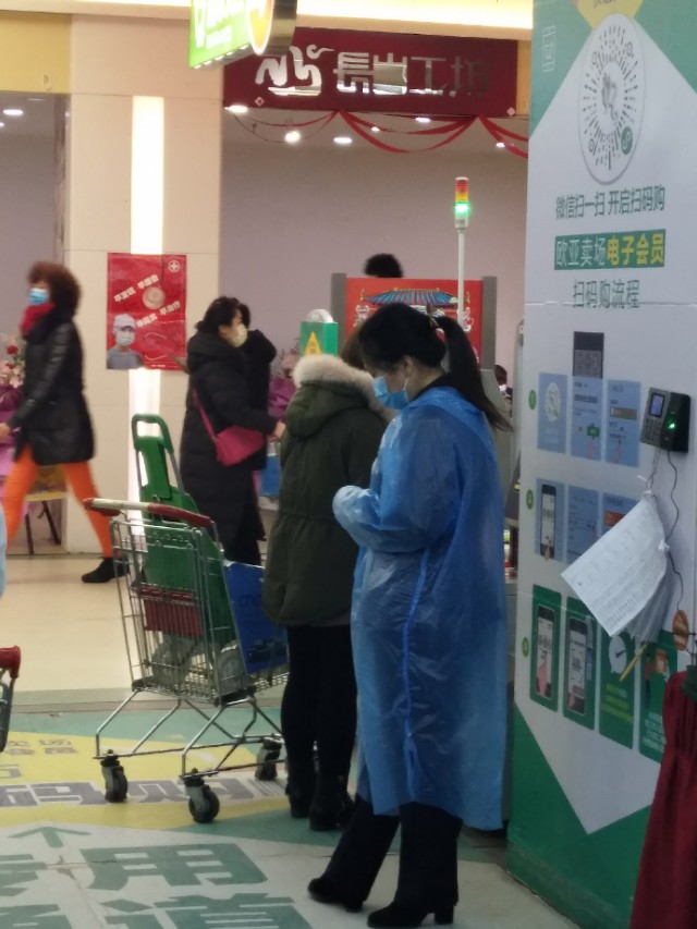 2月23号长春欧亚卖场的掠影，完全的智能检测系统，测体温不停步