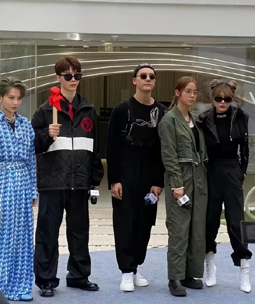 周扬青造型被吐槽脖子短,周扬青深夜晒发照片