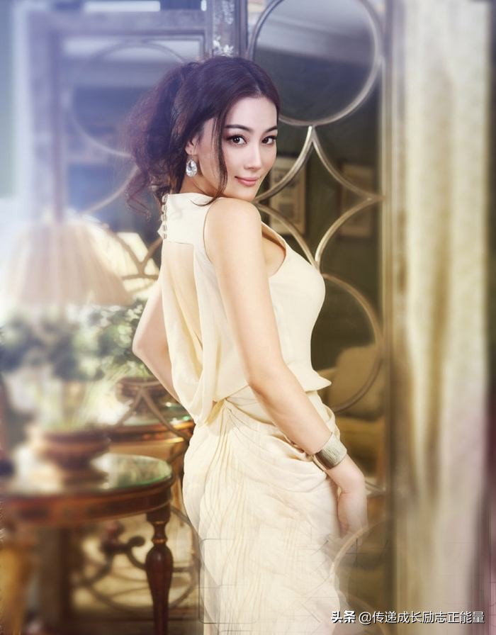 张馨予化身足球宝贝视频,张馨予世界杯足球模特