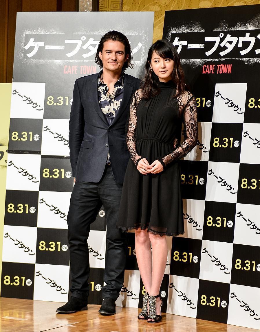 佐佐木希气质太纯了，33岁穿白裙好似偶像女主，看着挺温柔的