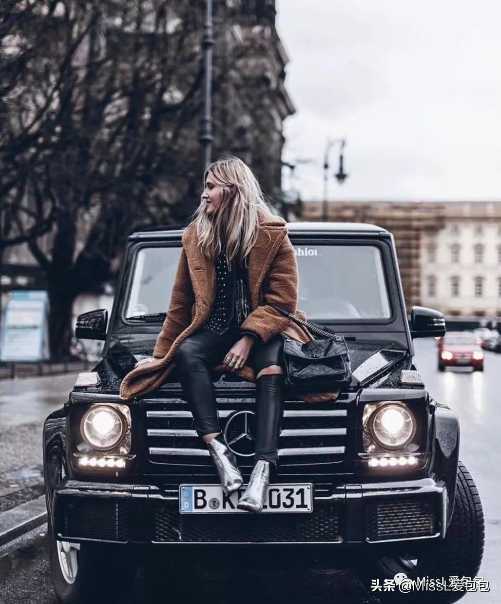 ysl圣罗兰最便宜的包多少钱,ysl圣罗兰化妆包红丝绒