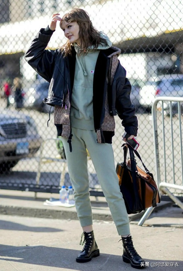 靴子裤今年最流行的穿搭,运动裤靴子配什么上衣