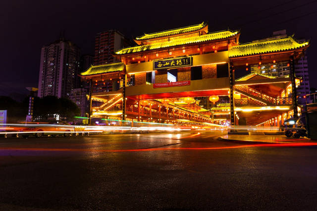 80岁老爷爷的眼睛,80年代的年轻人眼里全是光