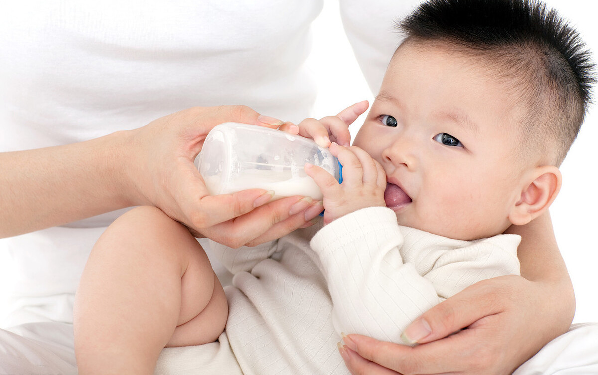 宝宝吐奶频繁怎样办,宝宝吐奶频繁怎么可以缓解