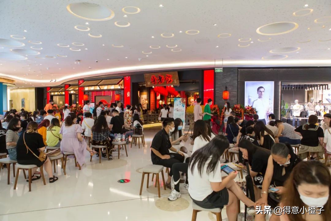 一来就火!哥老官、颜如晶炸鸡店再现排队名场面,亲测...