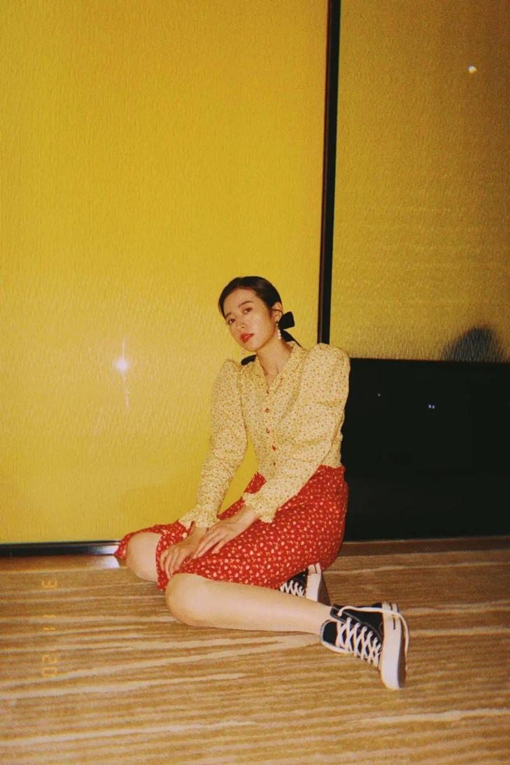 匡威格子鞋子怎么搭配裤子,匡威的鞋如何搭配裙子好看