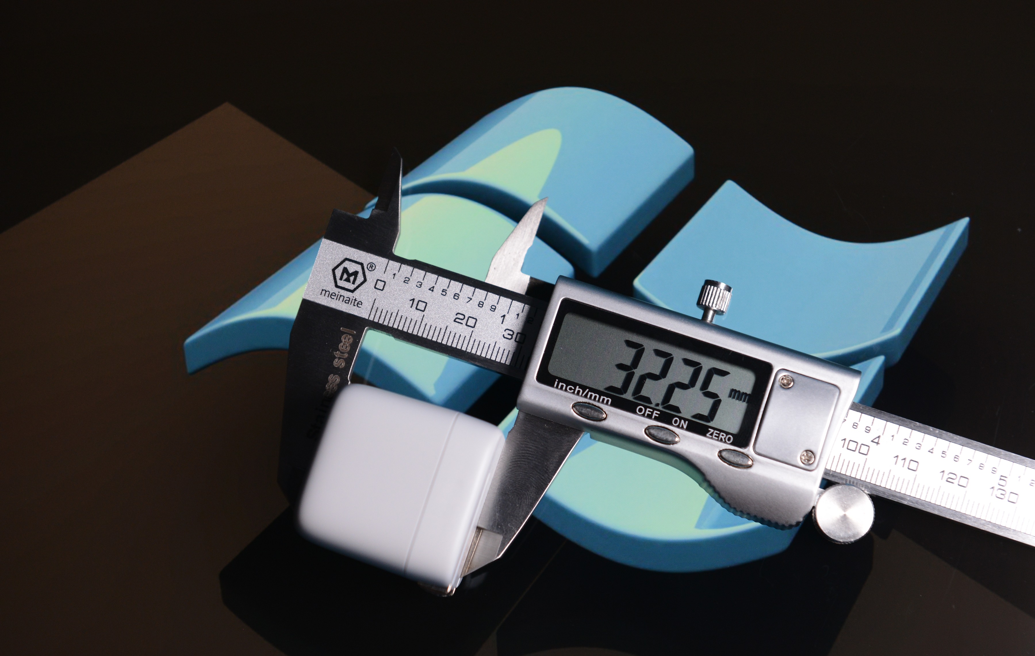 视觉清凉、温婉圆润的“小冰块”——UIBI柚比迷你快速充电器