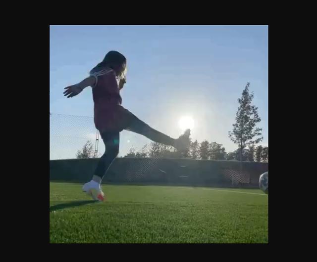 贝小七踢足球架势十足,贝家小七系鞋带图片