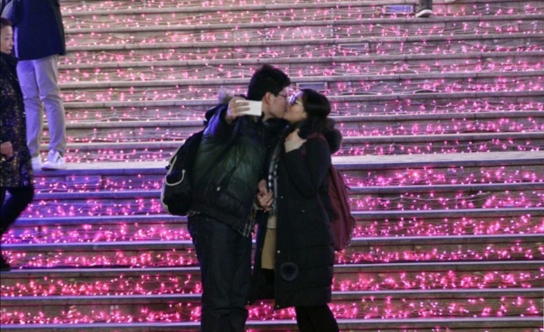 长期异地分居的女人到底该怎么办,夫妻两地分居妻子想老公了怎么办