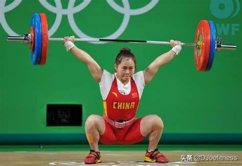 深蹲训练时腰疼的原因和改善方案,深蹲训练伤腰吗