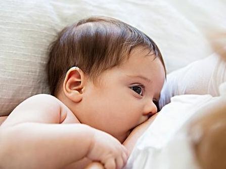 边吃奶边哭闹是什么原因,2个月宝宝不吃奶哭闹是什么原因