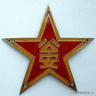 珍贵实拍70年代,一张图看警服的变迁