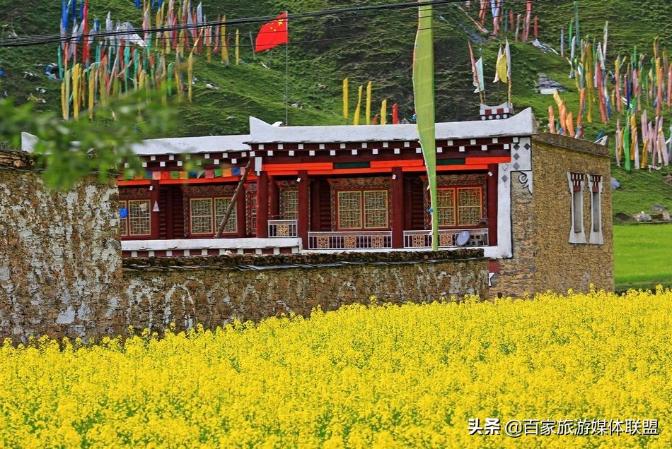 藏民的房屋插的旗子,藏民房顶为什么挂彩旗