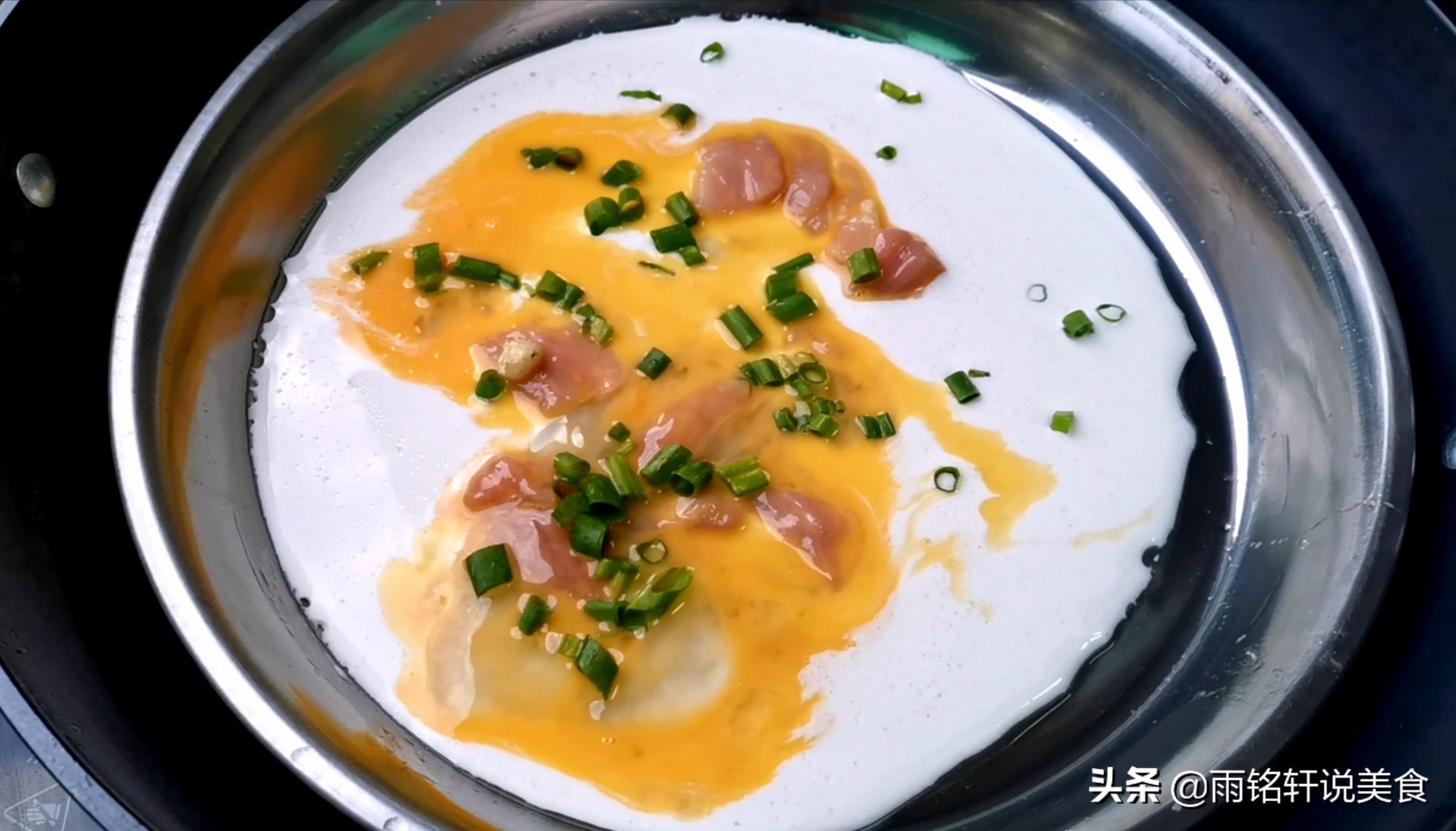 自制家常肠粉的做法简单易学,简易的肠粉在家就能制作