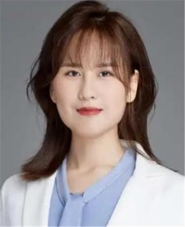 因脸歪被无数公司拒绝，如今蜕变归来，她拒绝百万年薪走上教师路