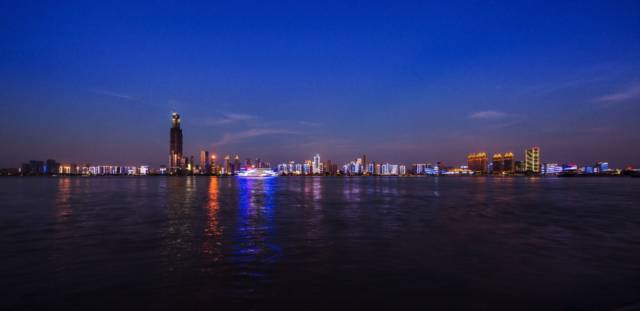 武汉绿地华中第一高楼叫什么,武汉第一高楼绿地中心高多少