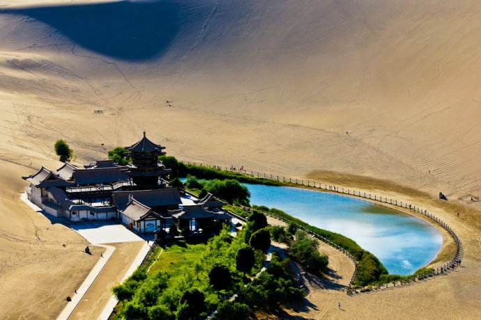 敦煌鸣沙山月牙泉景区是什么地形,敦煌月牙泉奇特