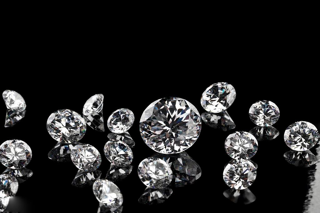 莫桑石和钻石哪个是人造钻石,人工钻石跟莫桑石哪个贵